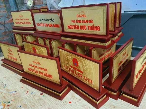 bảng chức danh để bàn
