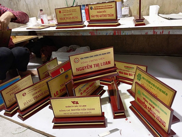bảng chức danh để bàn
