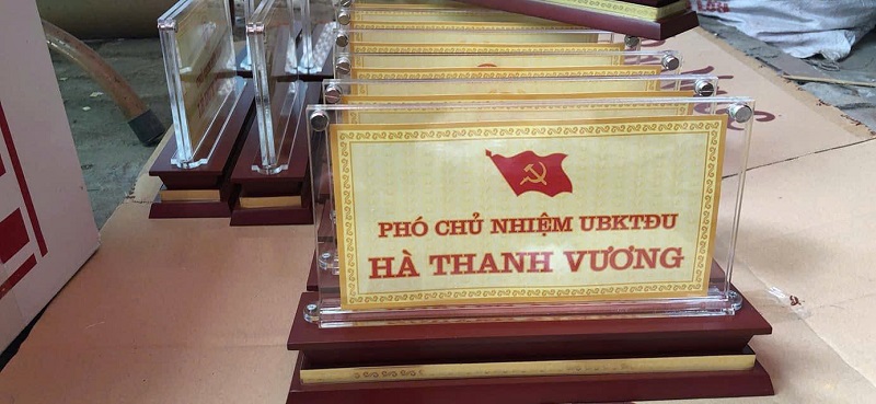bảng chức danh để bàn