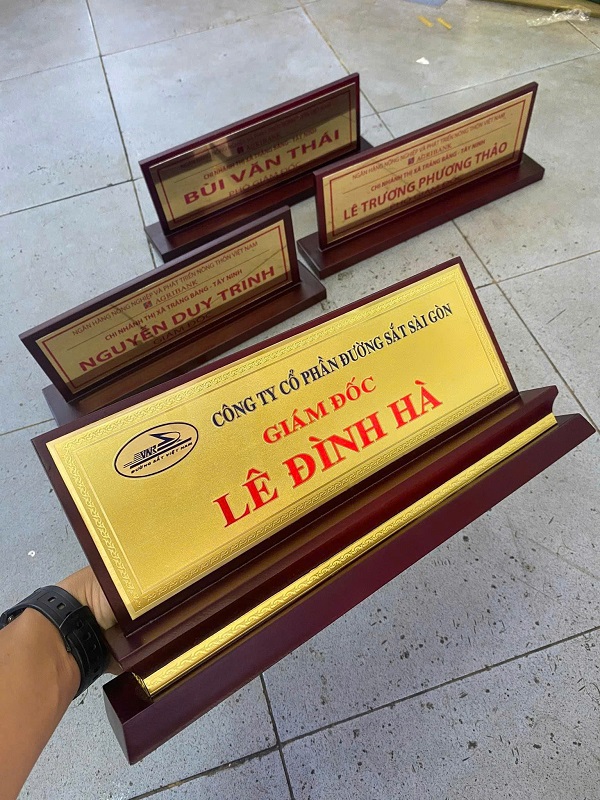 bảng chức danh để bàn