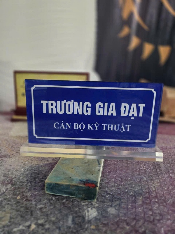 bảng chức danh mica nhân viên