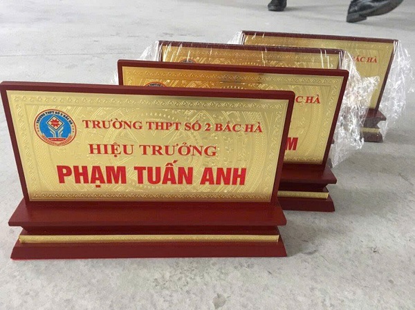 bảng chức danh để bàn