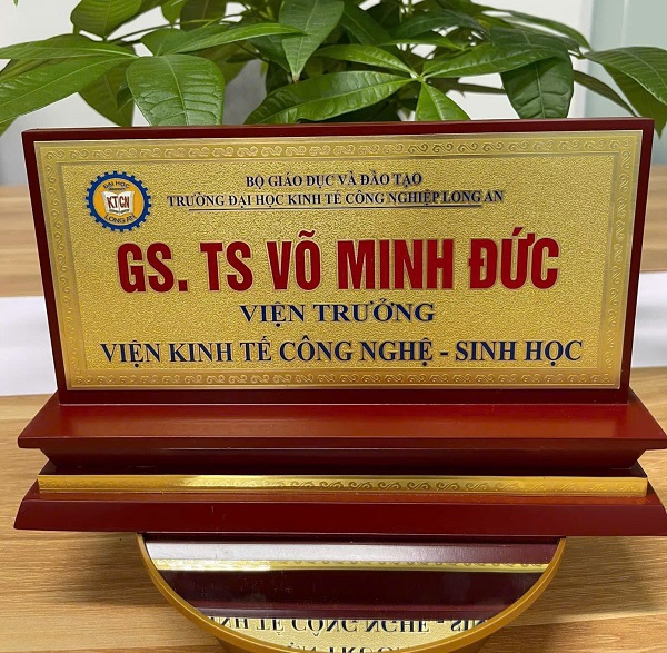 bảng chức danh để bàn