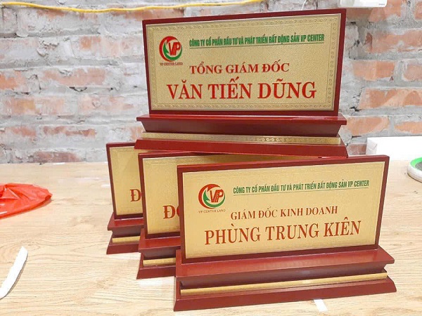 biển chức danh để bàn