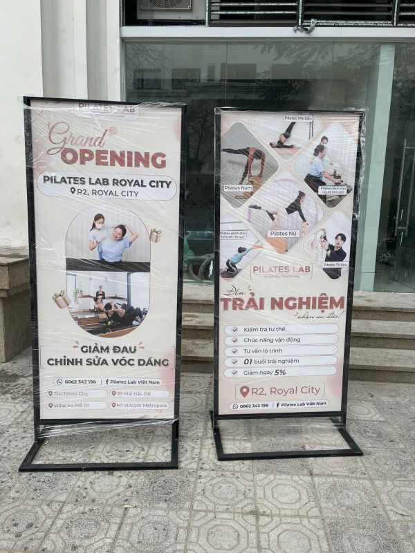 standee chân sắt
