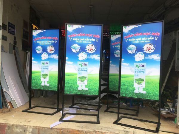 standee chân sắt