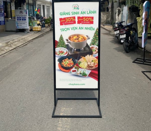 standee khung sắt